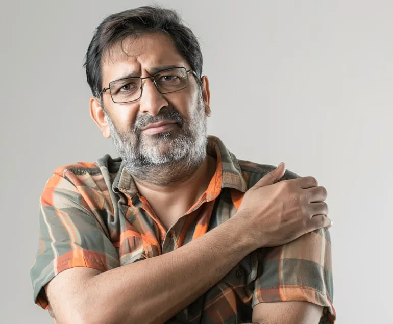 middle-aged-indian-man-pain-frozen-shoulder-symptoms-(1)-(1)