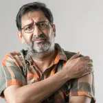 middle-aged-indian-man-pain-frozen-shoulder-symptoms-(1)-(1)