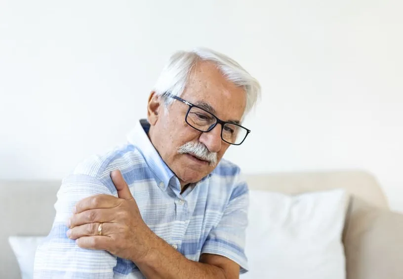 elderly-man-holding-his-shoulder-in-discomfort-symbolising-progressive-muscle-weakness-in-ageing-adults-supported-by-improsyn-and-care-for-muscles