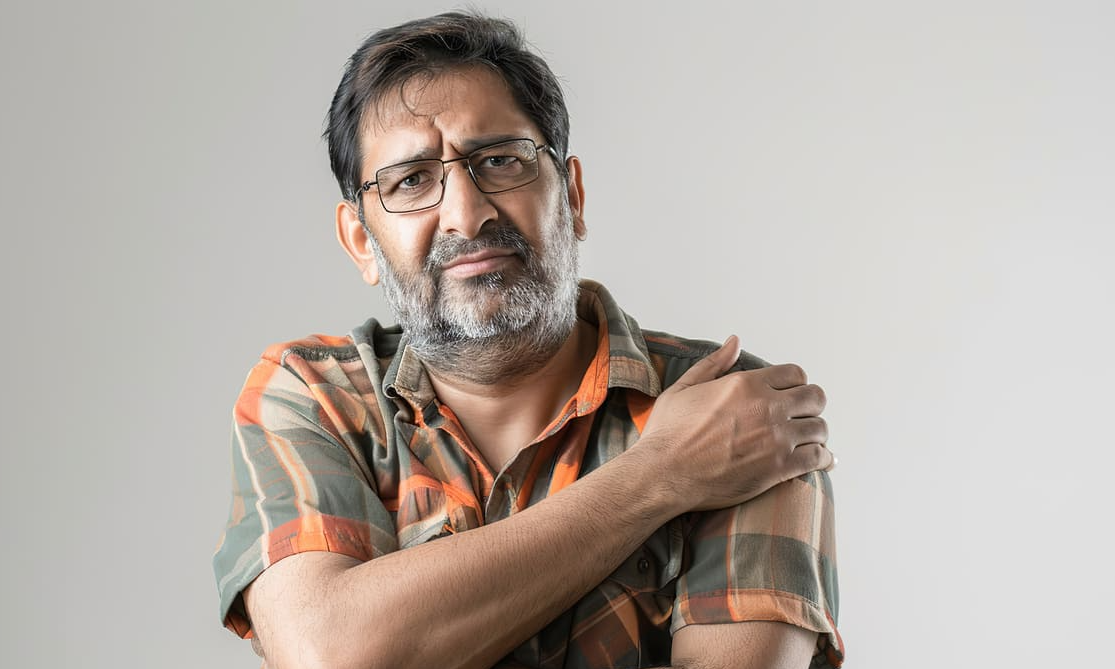 middle-aged-indian-man-pain-frozen-shoulder-symptoms-(1)-(1)