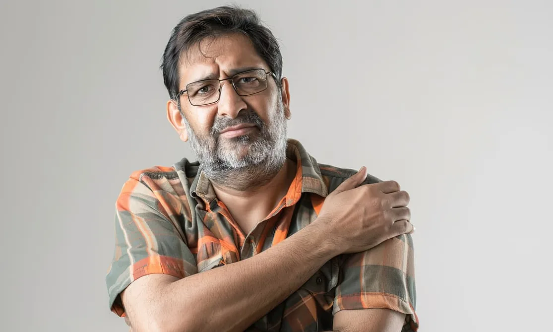 middle-aged-indian-man-pain-frozen-shoulder-symptoms-(1)-(1)